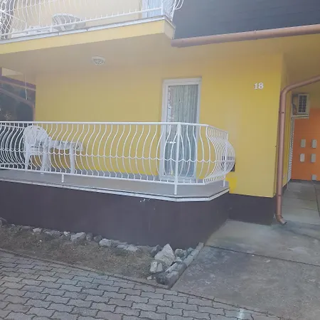 公寓 Berkenye Apartman *